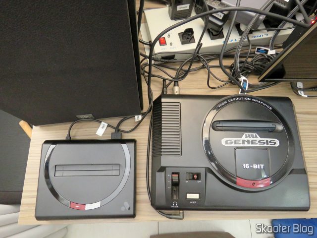 Analogue Mega Sg, ao lado do Sega Genesis original.