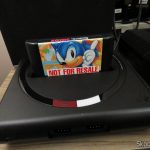 Analogue Mega Sg com o cartucho do Sonic The Hedgehog, que veio com meu Sega Genesis.