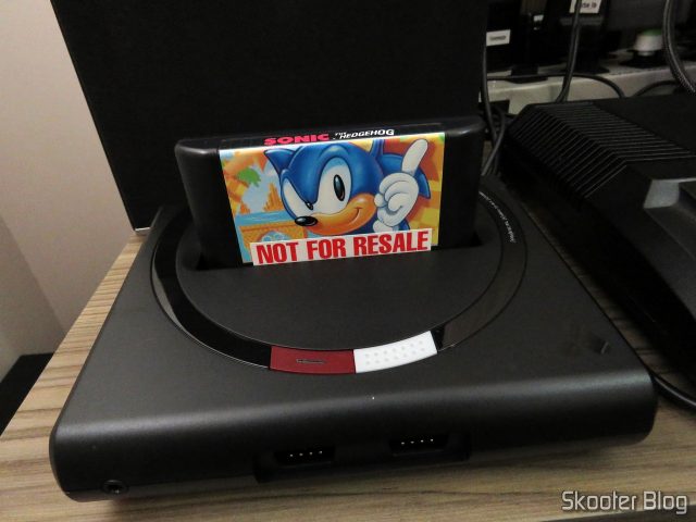 Analogue Mega Sg com o cartucho do Sonic The Hedgehog, que veio com meu Sega Genesis.