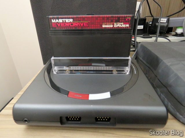 Analogue Mega Sg com adaptador para cartuchos de Master System e o Master Everdrive X7.