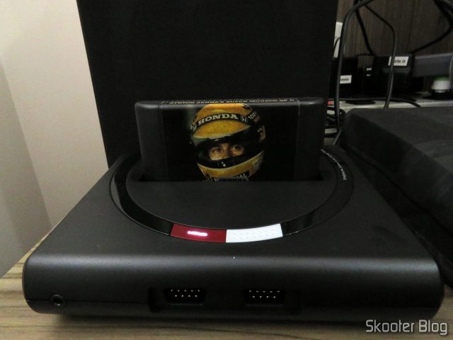 Analogue Mega Sg com o cartucho do Ayrton Senna's Super Monaco GP II da Tec Toy.