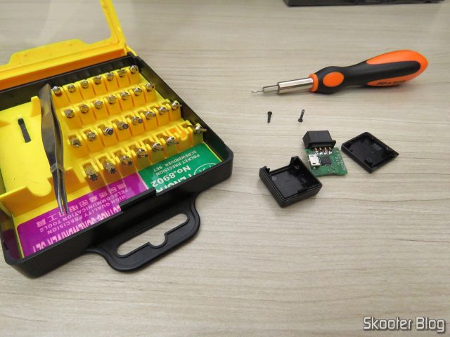 Abrindo o receptor do 8BitDo M30 para fazer o upgrade de firmware.