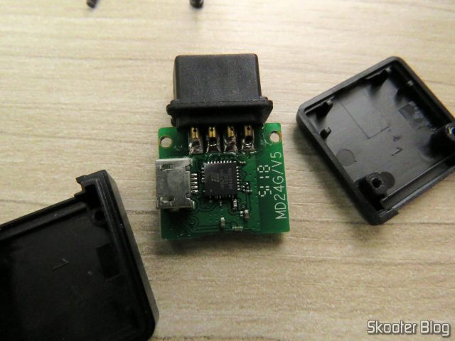 Abrindo o receptor do 8BitDo M30 para fazer o upgrade de firmware.