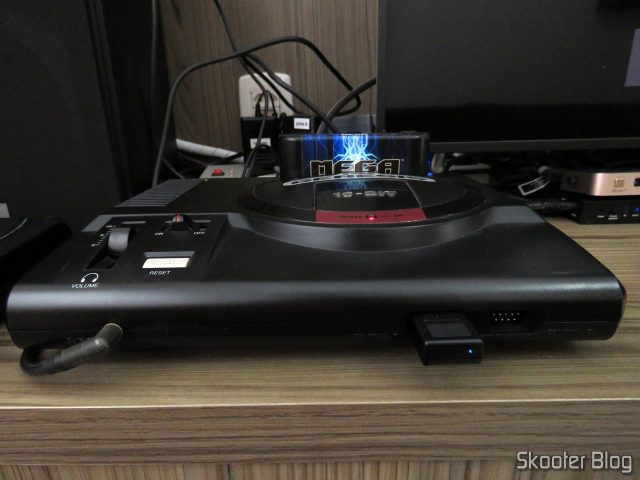 Receptor do 8BitDo M30, conectado ao Sega Genesis.