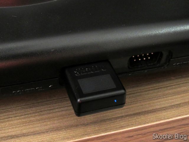 Receptor do 8BitDo M30, conectado ao Sega Genesis.