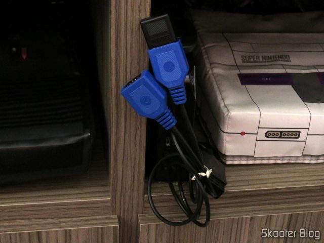 Receptor do 8BitDo M30, conectado ao Cabo Adaptador para conectar dois Joysticks de Mega Drive (Sega Genesis) no PC via USB.