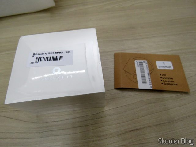 Relógio Smartwatch Xiaomi Huami Amazfit Bip, e película em sua embalagem.