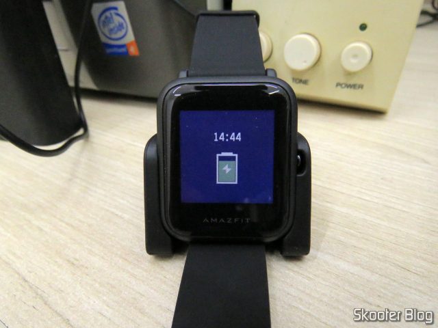 Relógio Smartwatch Xiaomi Huami Amazfit Bip, carregando.