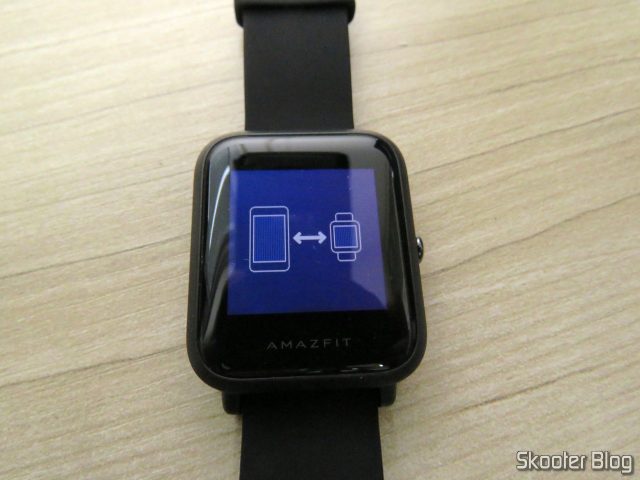 Relógio Smartwatch Xiaomi Huami Amazfit Bip, pronto para sincronizar com o celular.