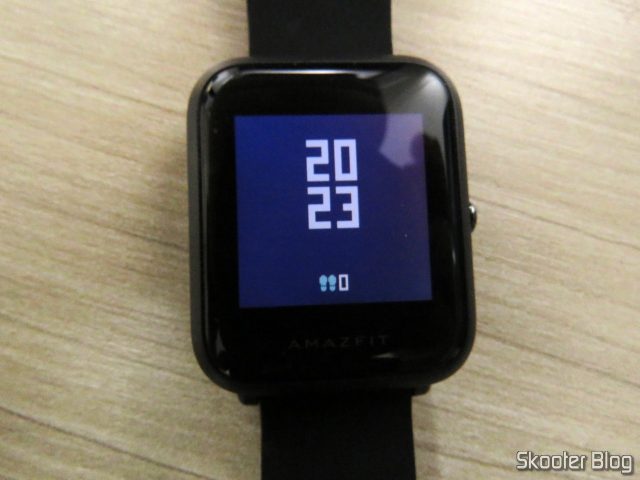Relógio Smartwatch Xiaomi Huami Amazfit Bip, em funcionamento.