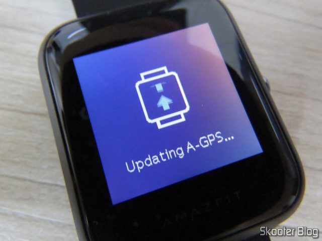 Relógio Smartwatch Xiaomi Huami Amazfit Bip, em funcionamento, atualizando o A-GPS.