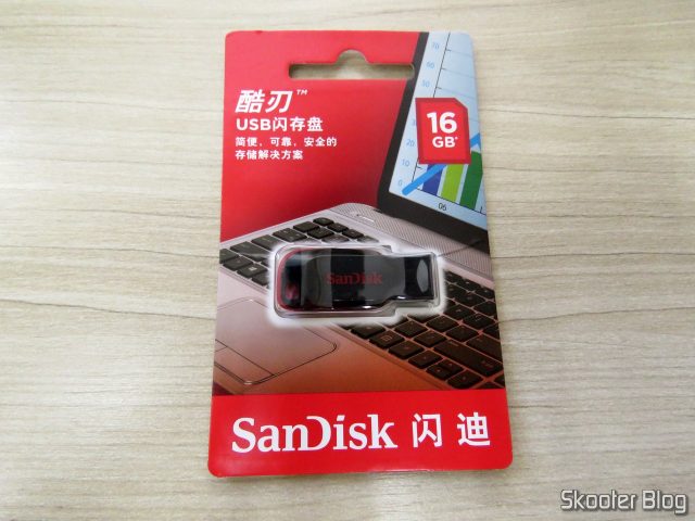 Pendrive Sandisk 16GB SDCZ-G-Z35, em sua embalagem.