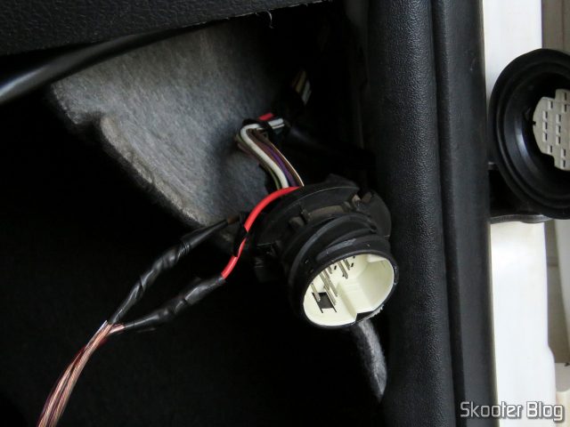 Novo cabo emendado próximo ao conector da porta do passageiro do Gol G5.