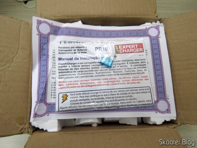 Carregador de Baterias 12V Expert Charger PR10, em sua embalagem.