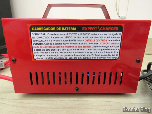 Lateral do Carregador de Baterias 12V Expert Charger PR10.