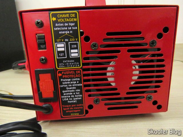 Parte Traseira do Carregador de Baterias 12V Expert Charger PR10.
