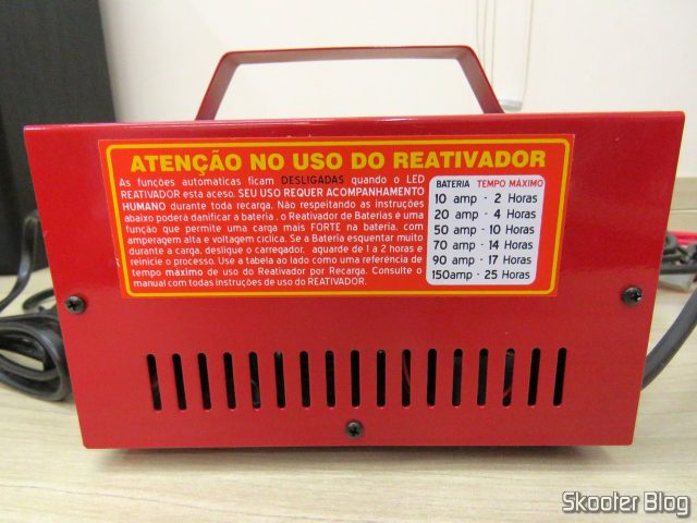Lateral do Carregador de Baterias 12V Expert Charger PR10.