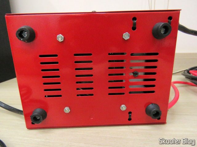 Parte de Baixo do Carregador de Baterias 12V Expert Charger PR10.