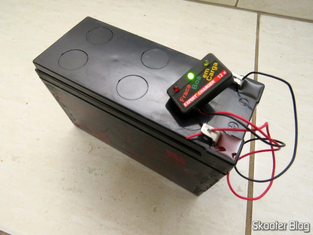 Teste do voltímetro em uma bateria.