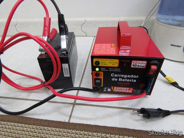 Teste do Carregador de Baterias 12V Expert Charger PR10, em uma bateria.
