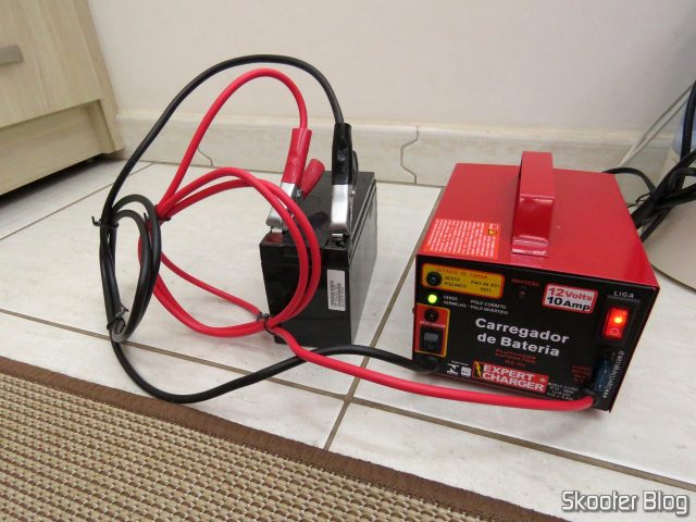 Teste do Carregador de Baterias 12V Expert Charger PR10, em uma bateria.
