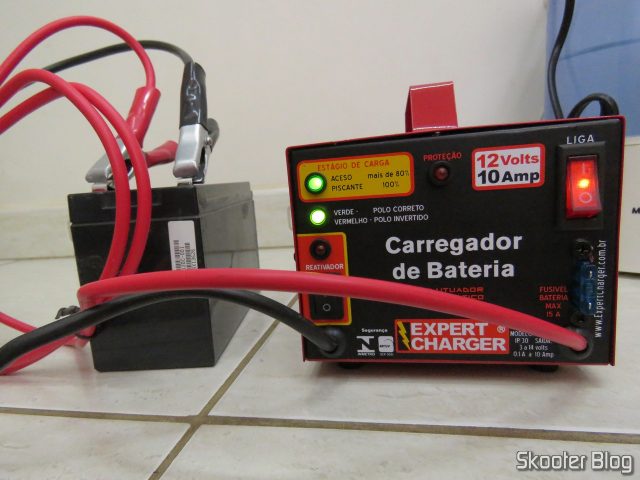 Teste do Carregador de Baterias 12V Expert Charger PR10, em uma bateria.