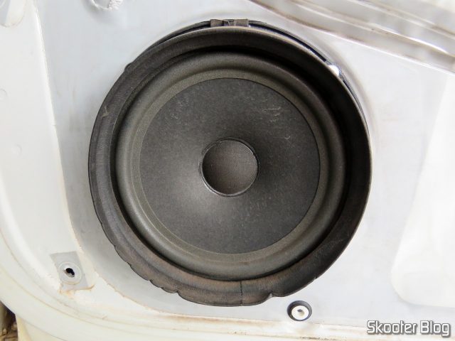 Alto-falante original, preso na porta.