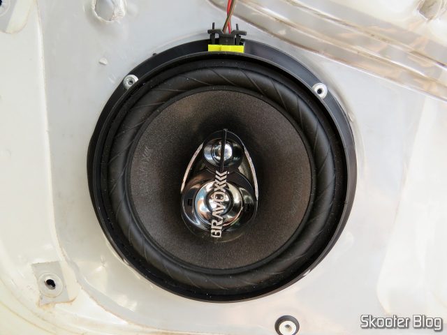 Alto Falante Triaxial Bravox Linha Original 6 Pol B3X60 VWGOL, já fixado na porta.
