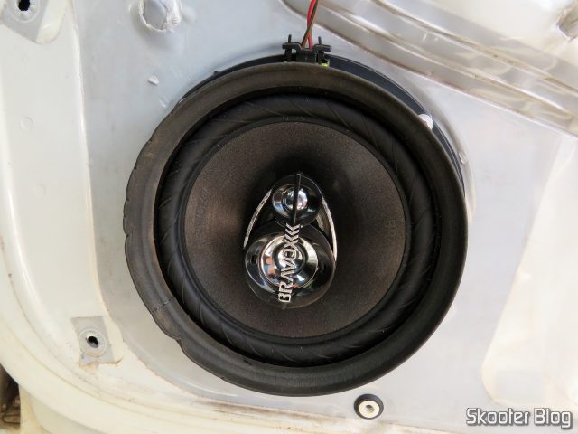Alto Falante Triaxial Bravox Linha Original 6 Pol B3X60 VWGOL, já fixado na porta, e com a borracha de direcionamento.