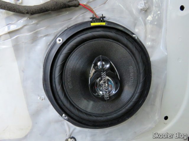 Alto Falante Triaxial Bravox Linha Original 6 Pol B3X60 VWGOL, já fixado na porta.