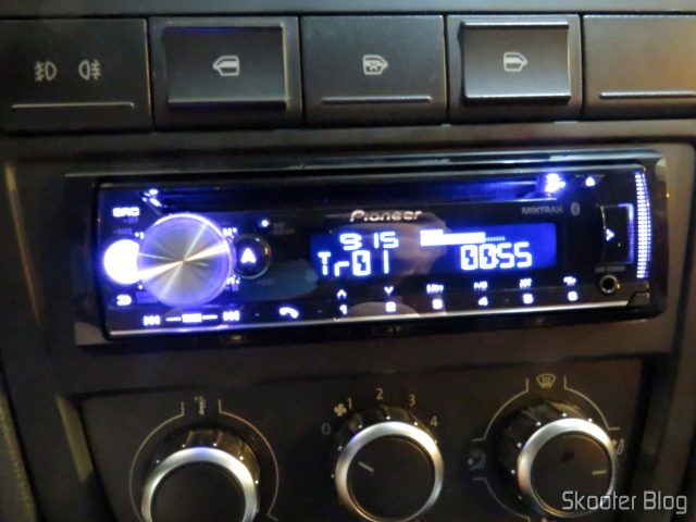 Som Automotivo Pioneer CD Player MP3 AM/FM - Bluetooth USB Auxiliar DEH-X500BR, em funcionamento.