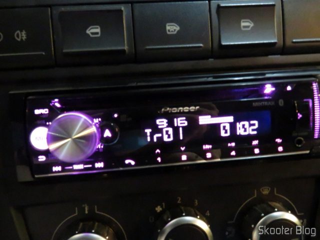 Som Automotivo Pioneer CD Player MP3 AM/FM - Bluetooth USB Auxiliar DEH-X500BR, em funcionamento.