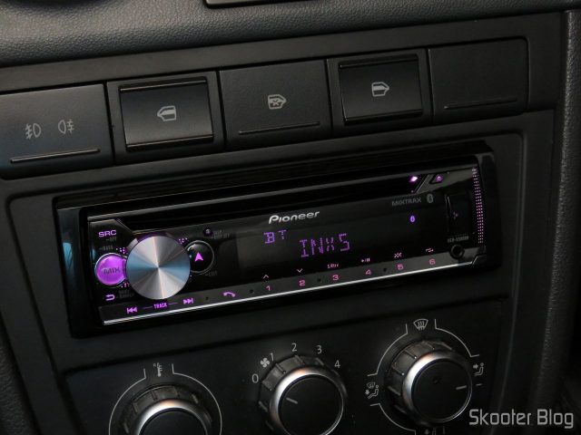 Som Automotivo Pioneer CD Player MP3 AM/FM - Bluetooth USB Auxiliar DEH-X500BR, em funcionamento.