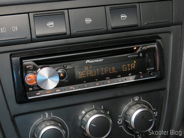 Som Automotivo Pioneer CD Player MP3 AM/FM - Bluetooth USB Auxiliar DEH-X500BR, em funcionamento.