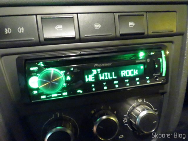 Som Automotivo Pioneer CD Player MP3 AM/FM - Bluetooth USB Auxiliar DEH-X500BR, em funcionamento.