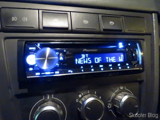 Som Automotivo Pioneer CD Player MP3 AM/FM - Bluetooth USB Auxiliar DEH-X500BR, em funcionamento.