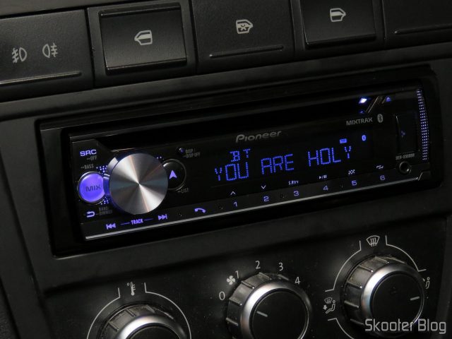 Som Automotivo Pioneer CD Player MP3 AM/FM - Bluetooth USB Auxiliar DEH-X500BR, em funcionamento.