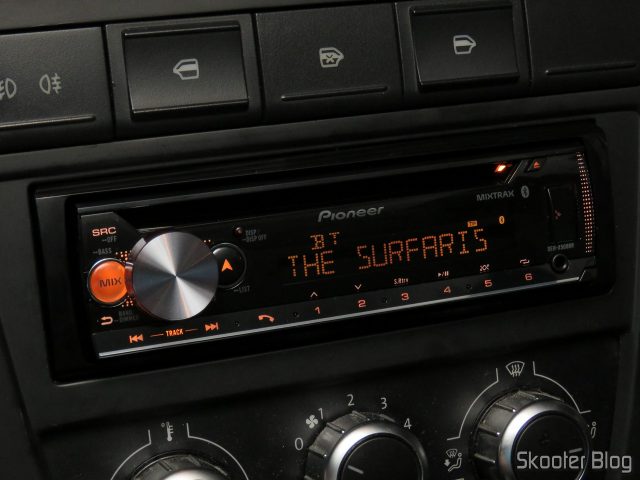 Som Automotivo Pioneer CD Player MP3 AM/FM - Bluetooth USB Auxiliar DEH-X500BR, em funcionamento.
