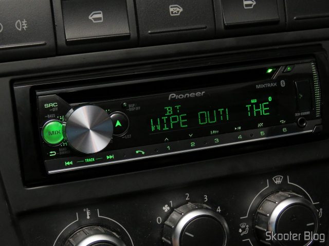 Som Automotivo Pioneer CD Player MP3 AM/FM - Bluetooth USB Auxiliar DEH-X500BR, em funcionamento.