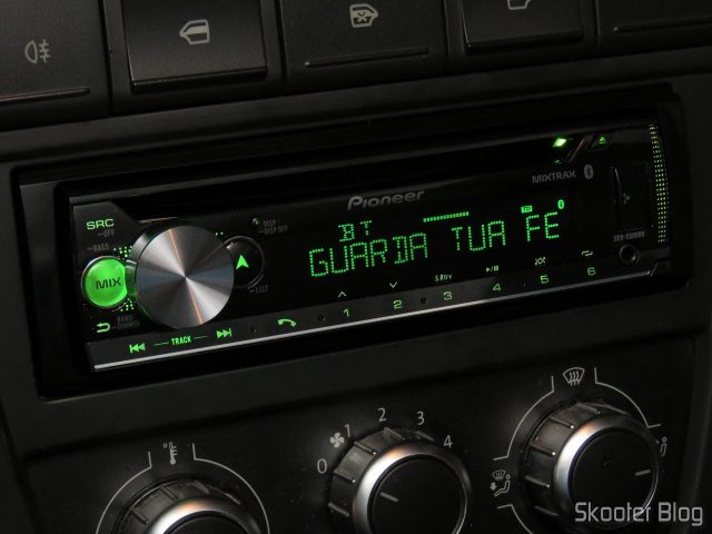 Som Automotivo Pioneer CD Player MP3 AM/FM - Bluetooth USB Auxiliar DEH-X500BR, em funcionamento.
