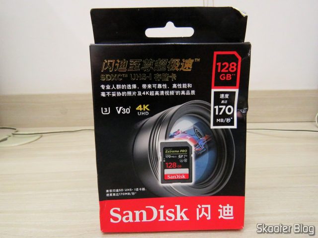 Cartão de Memória SDXC Sandisk Extreme PRO 128GB SpeedTM SDXCTM UHS-1, em sua embalagem.