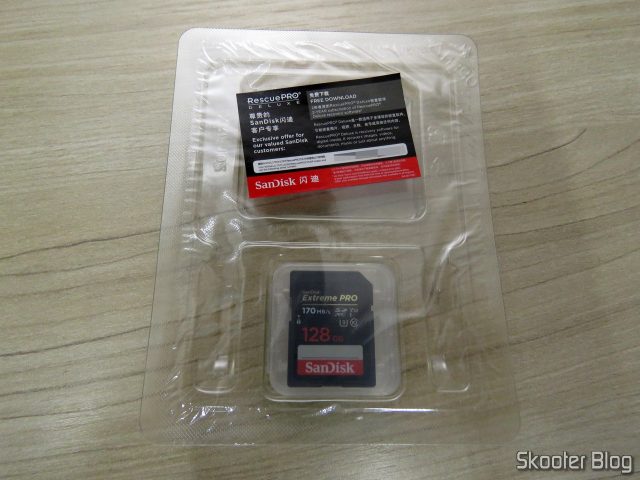 Cartão de Memória SDXC Sandisk Extreme PRO 128GB SpeedTM SDXCTM UHS-1, em sua embalagem.