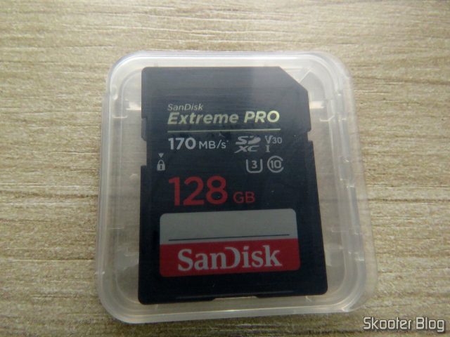 Cartão de Memória SDXC Sandisk Extreme PRO 128GB SpeedTM SDXCTM UHS-1, em seu estojo.