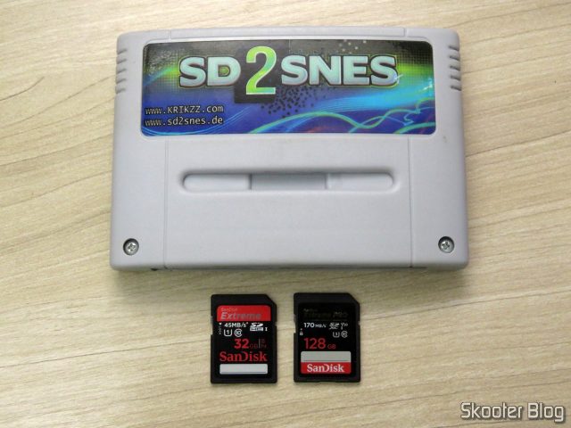 SD2SNES ao lado dos cartões antigo e novo.
