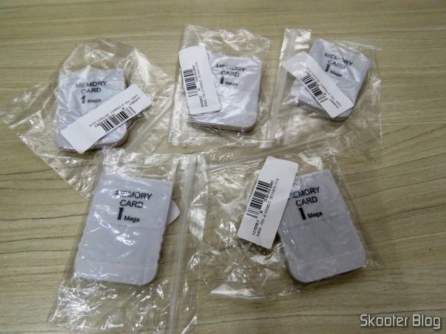 5 Memory Card de 1MB para Playstation 1 (PS1), em suas respectivas embalagens.