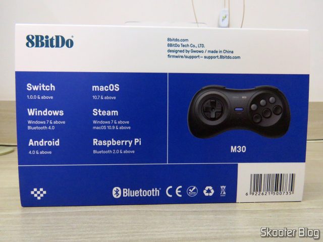 8BitDo M30 Bluetooth, em sua embalagem.