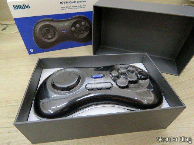8BitDo M30 Bluetooth, em sua embalagem.