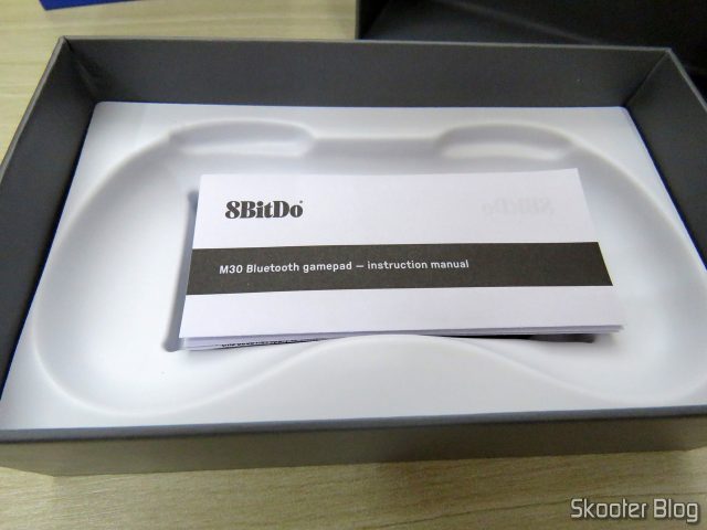 Manual de Instruções do 8BitDo M30 Bluetooth, em sua embalagem.