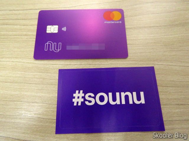 Cartão Múltiplo ContactLess NuBank, e adesivo.