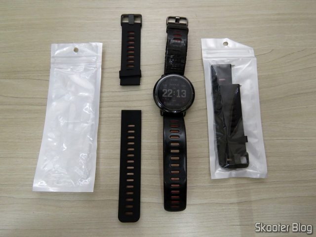 Pulseiras de Substituição para Smartwatch Xiaomi Huami Amazfit Pace, ao lado do Amazfit Pace com sua pulseira original remendada.